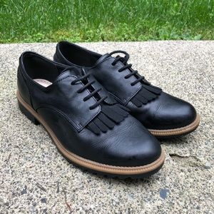 Clarks women’s leather Oxford shoes - Size 8